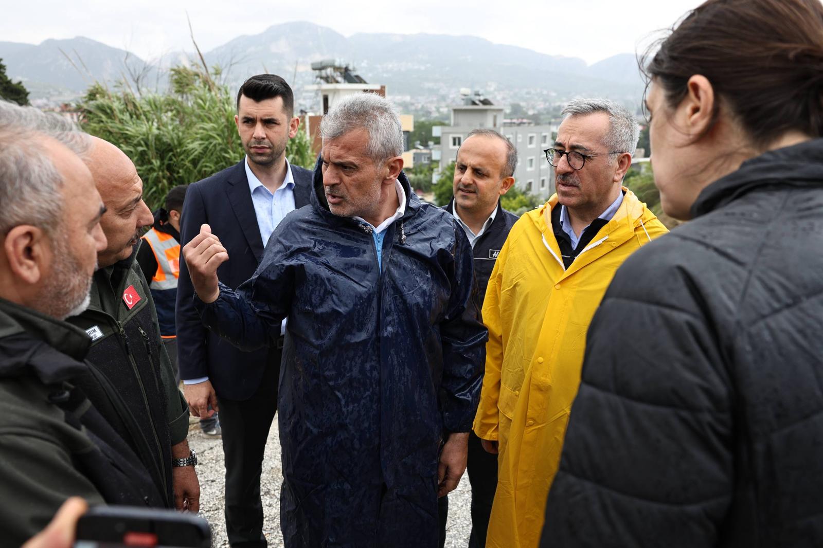 BAŞKAN ÖNTÜRK, SAHADA İNCELEMELER YAPIYOR