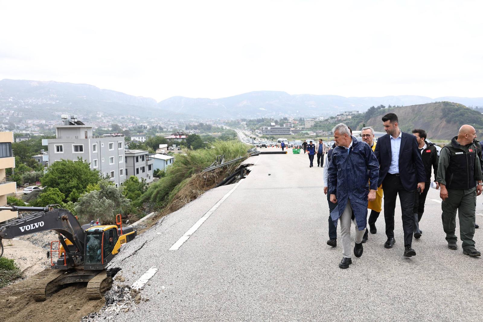 BAŞKAN ÖNTÜRK, SAHADA İNCELEMELER YAPIYOR