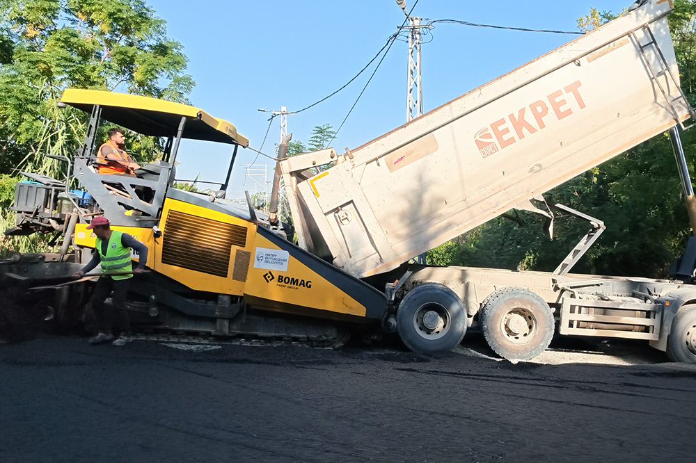 SAMANDAĞ KUŞALANI’NDA KRİTİK YOLA BETON ASFALT