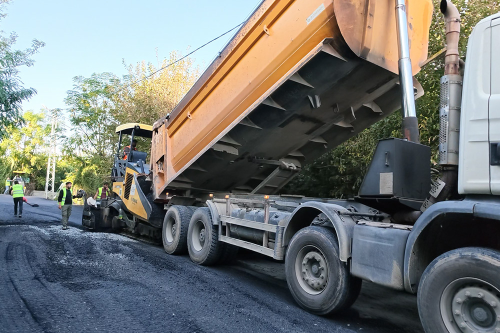 SAMANDAĞ KUŞALANI’NDA KRİTİK YOLA BETON ASFALT