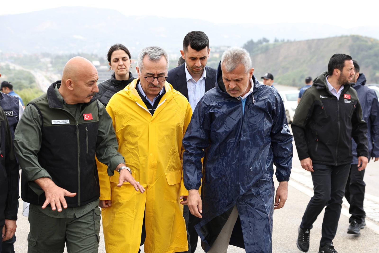BAŞKAN ÖNTÜRK, SAHADA İNCELEMELER YAPIYOR