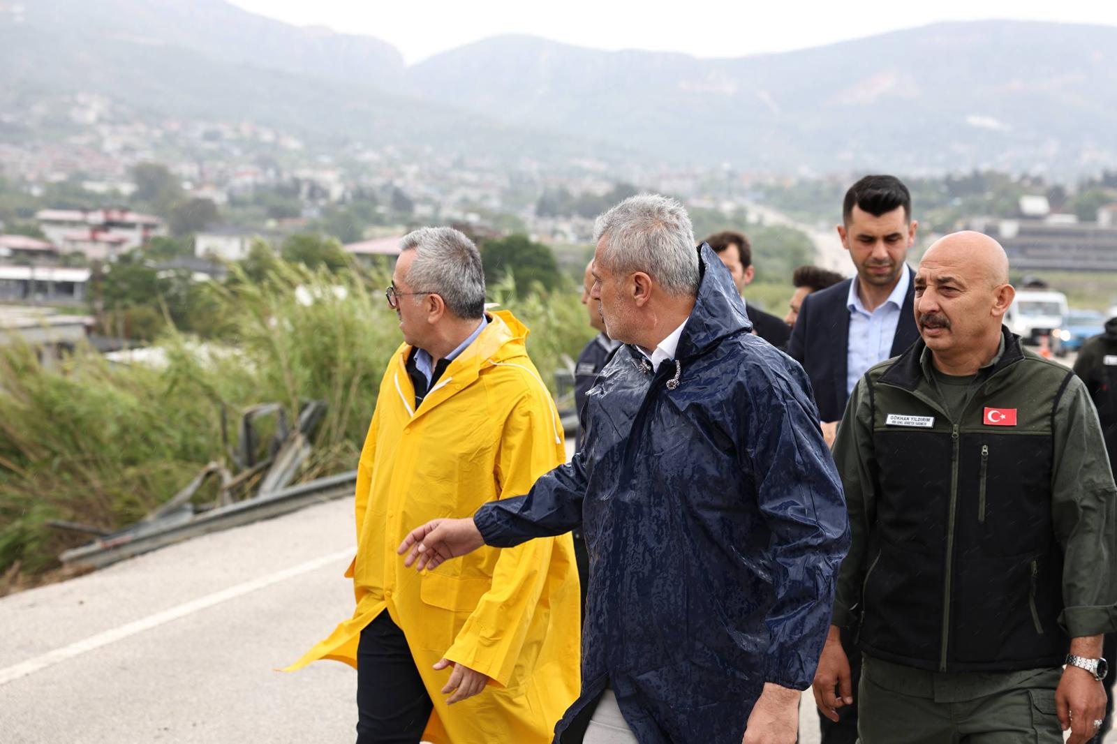 BAŞKAN ÖNTÜRK, SAHADA İNCELEMELER YAPIYOR