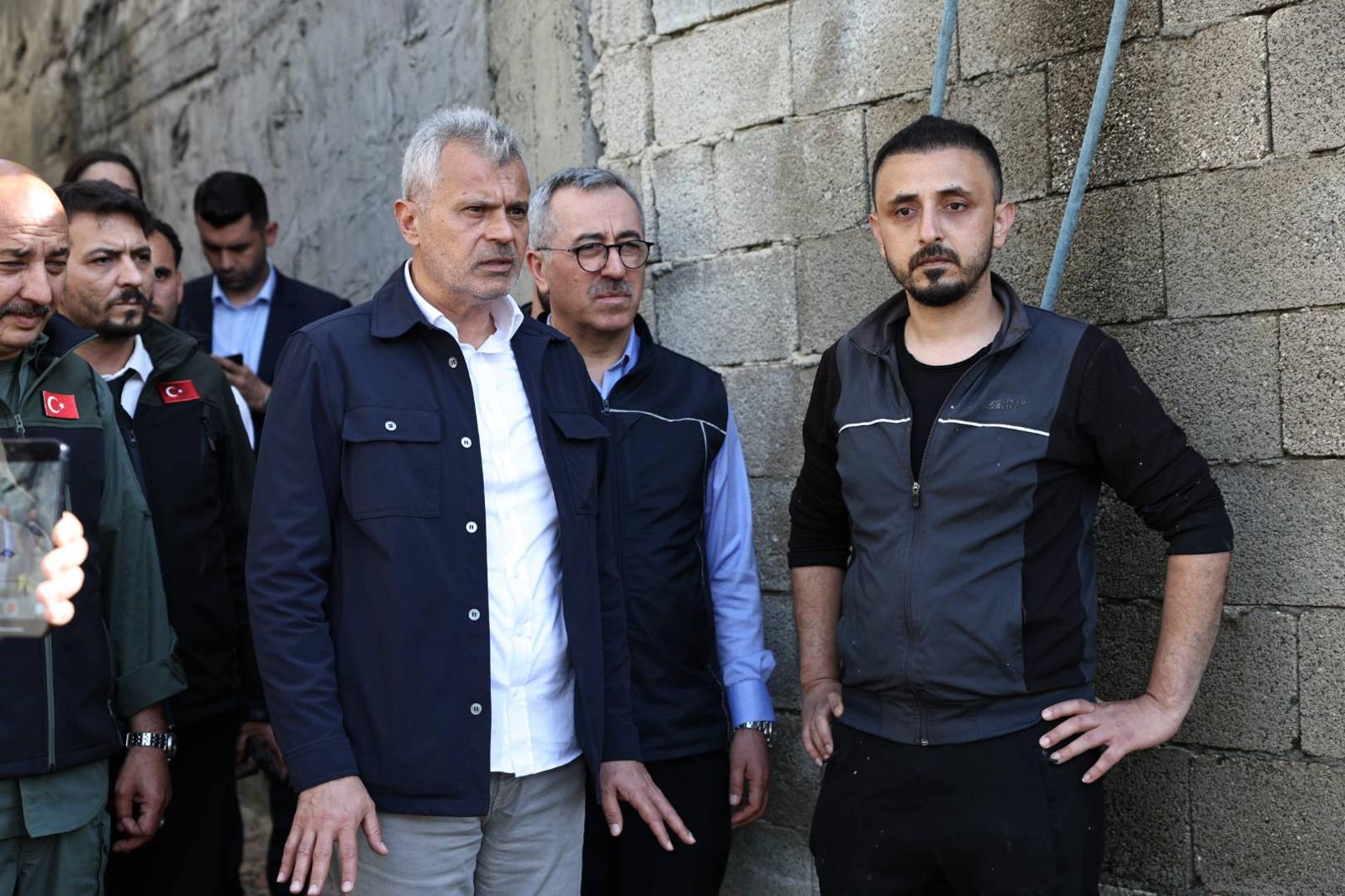 BAŞKAN ÖNTÜRK, SAHADA İNCELEMELER YAPIYOR