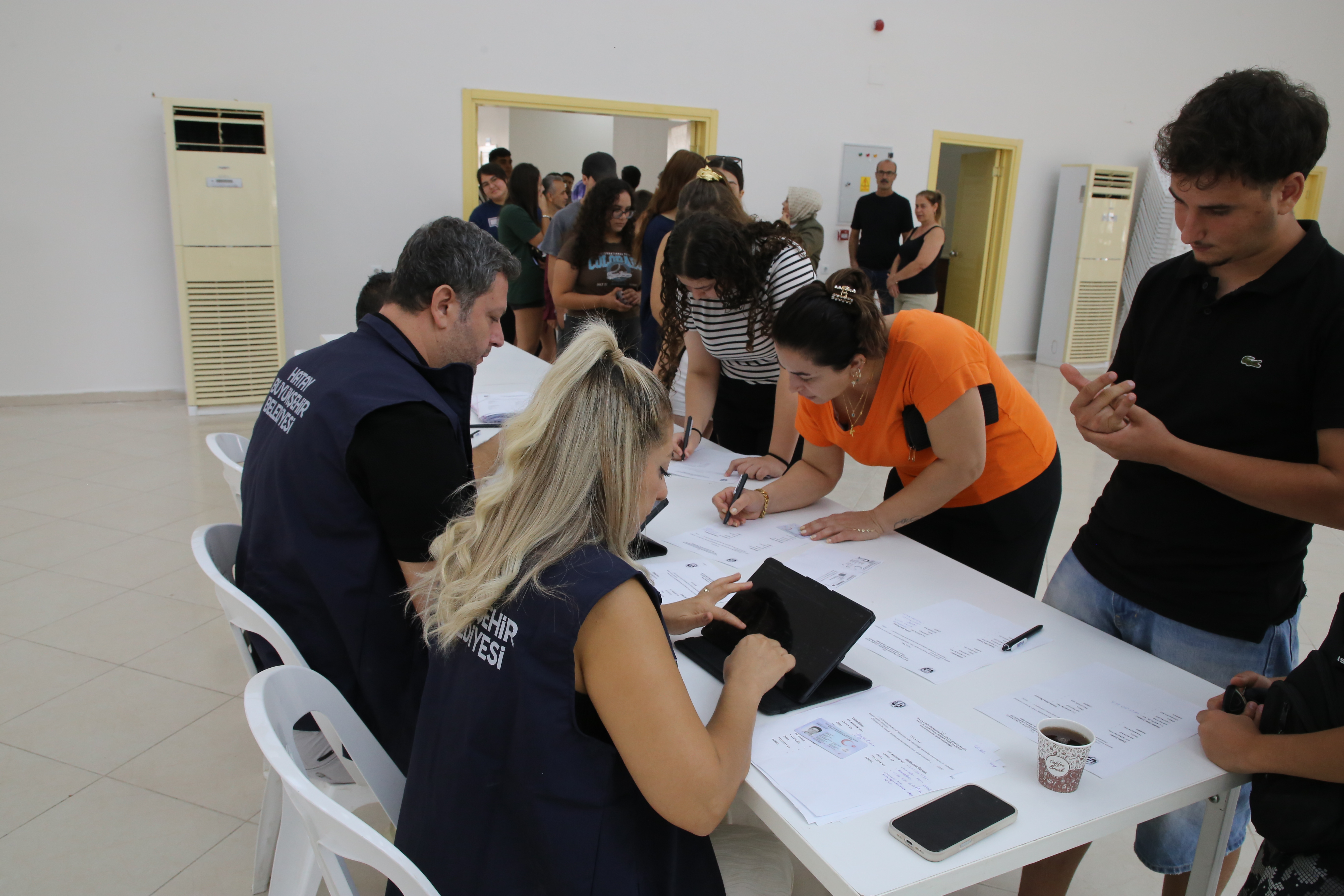 HBB 15 İLÇEDE ÜNİVERSİTELİ GENÇLERE BAVUL DAĞITTI