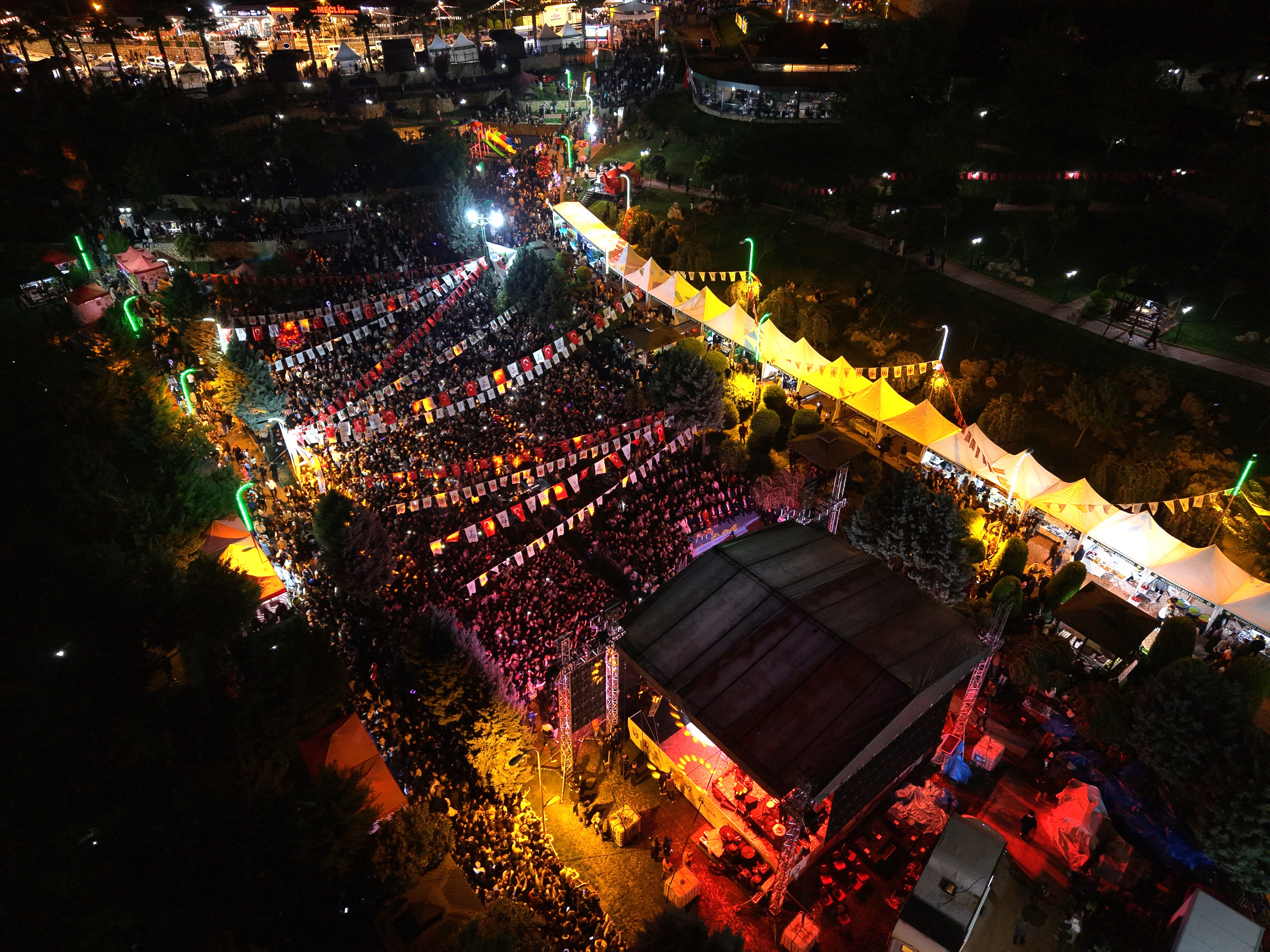FESTİVAL’DE DERYA BEDAVACI RÜZGÂRI
