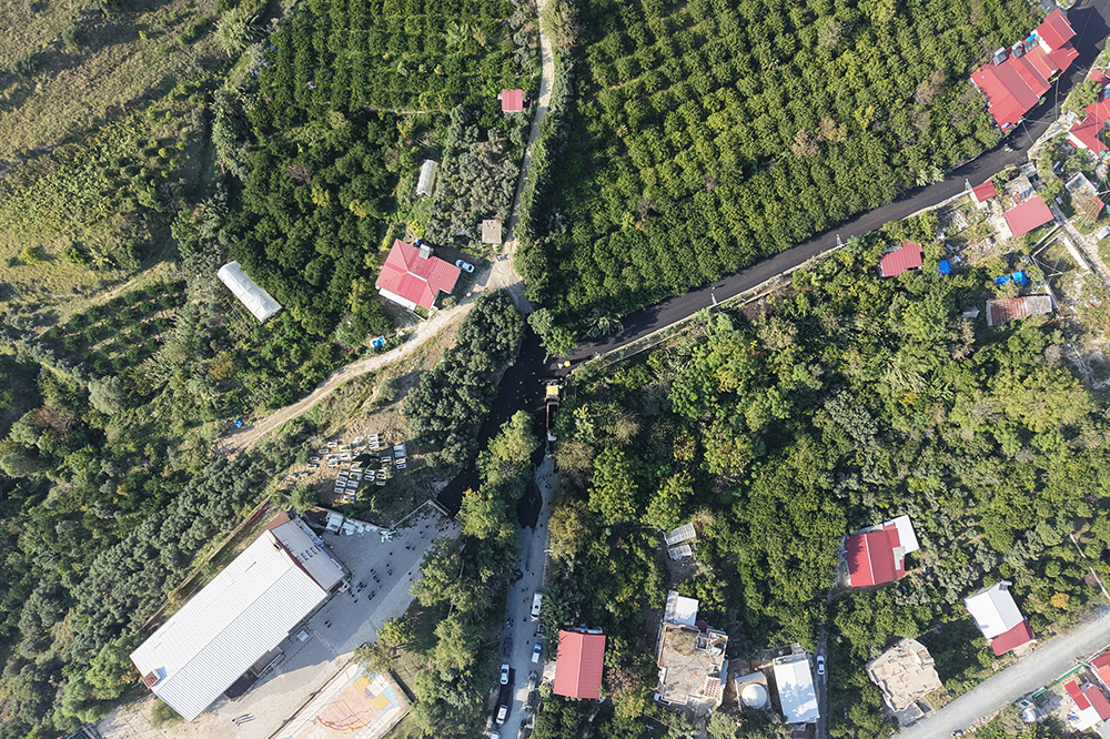 SAMANDAĞ KUŞALANI’NDA KRİTİK YOLA BETON ASFALT