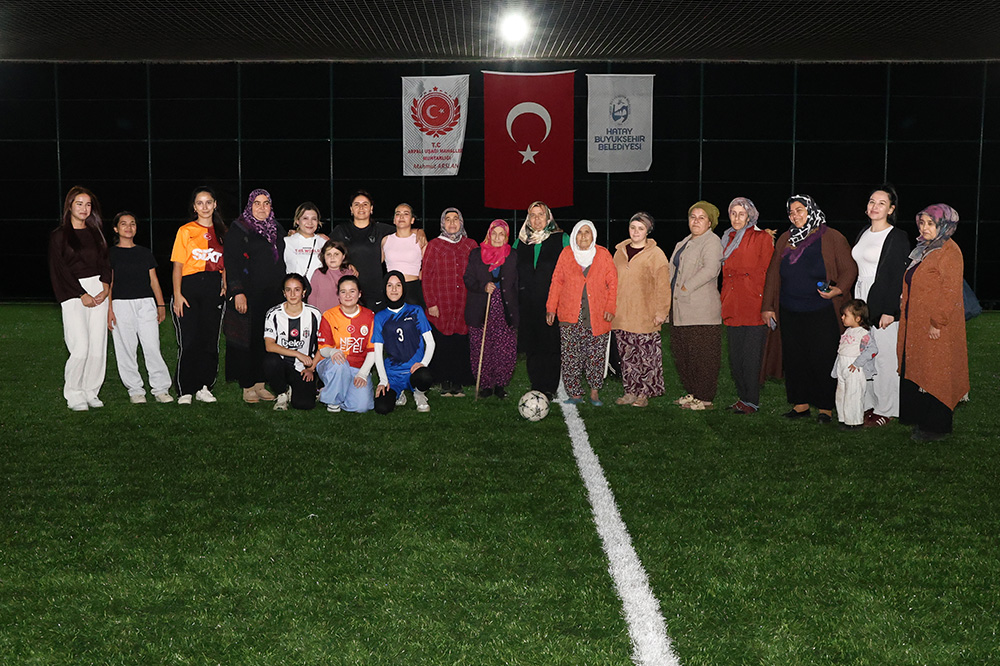 KADINLAR CUMHURİYET COŞKUSUNU HALI SAHADA YAŞADI