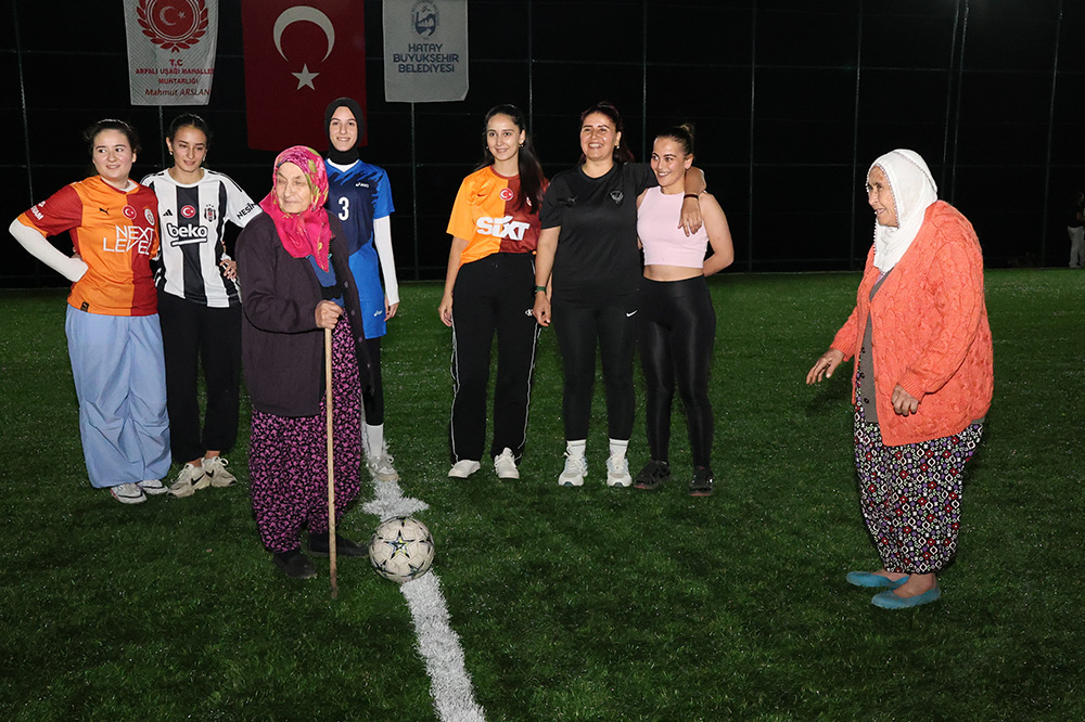 KADINLAR CUMHURİYET COŞKUSUNU HALI SAHADA YAŞADI