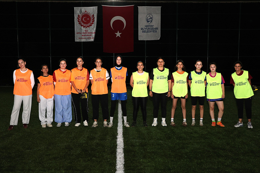 KADINLAR CUMHURİYET COŞKUSUNU HALI SAHADA YAŞADI