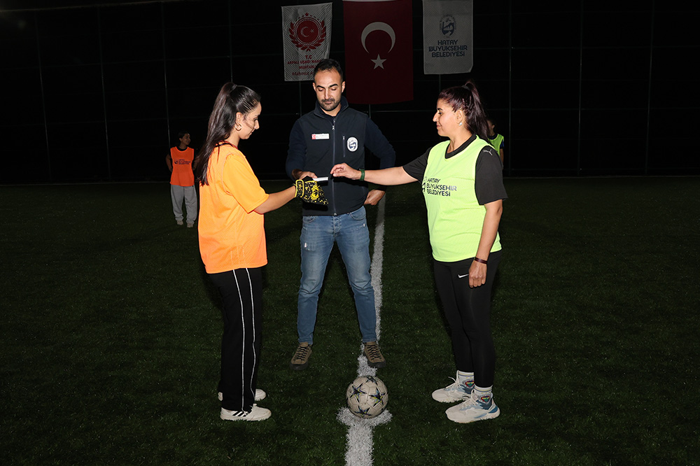 KADINLAR CUMHURİYET COŞKUSUNU HALI SAHADA YAŞADI