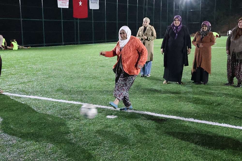 KADINLAR CUMHURİYET COŞKUSUNU HALI SAHADA YAŞADI