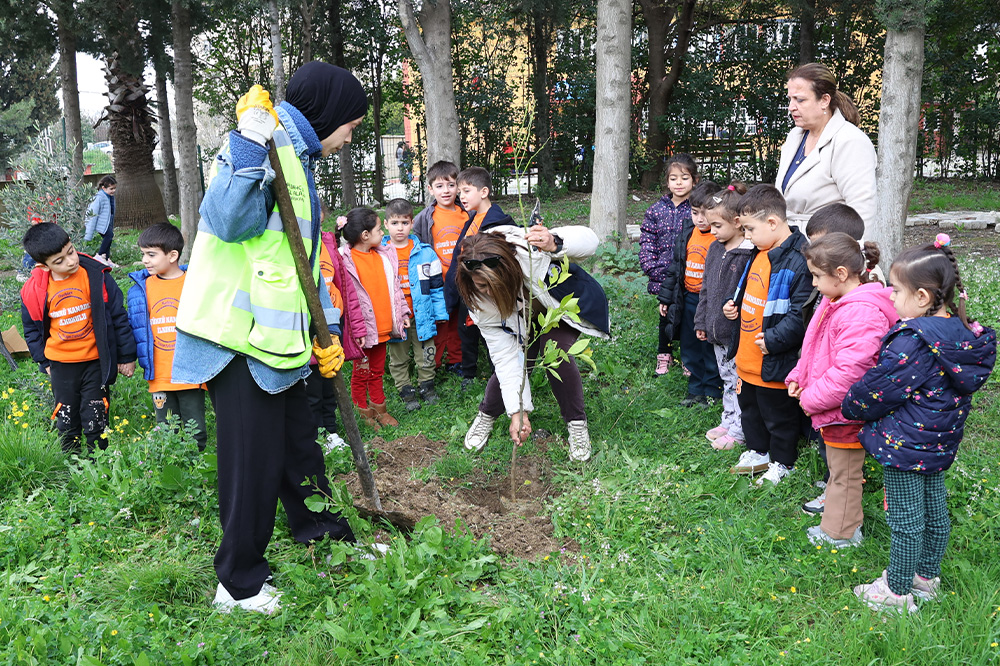 MİNİKLER, HBB İLE OKULLARINI AĞAÇLANDIRIYOR