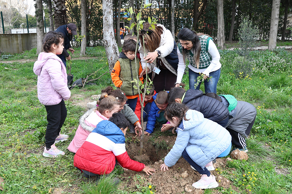 MİNİKLER, HBB İLE OKULLARINI AĞAÇLANDIRIYOR
