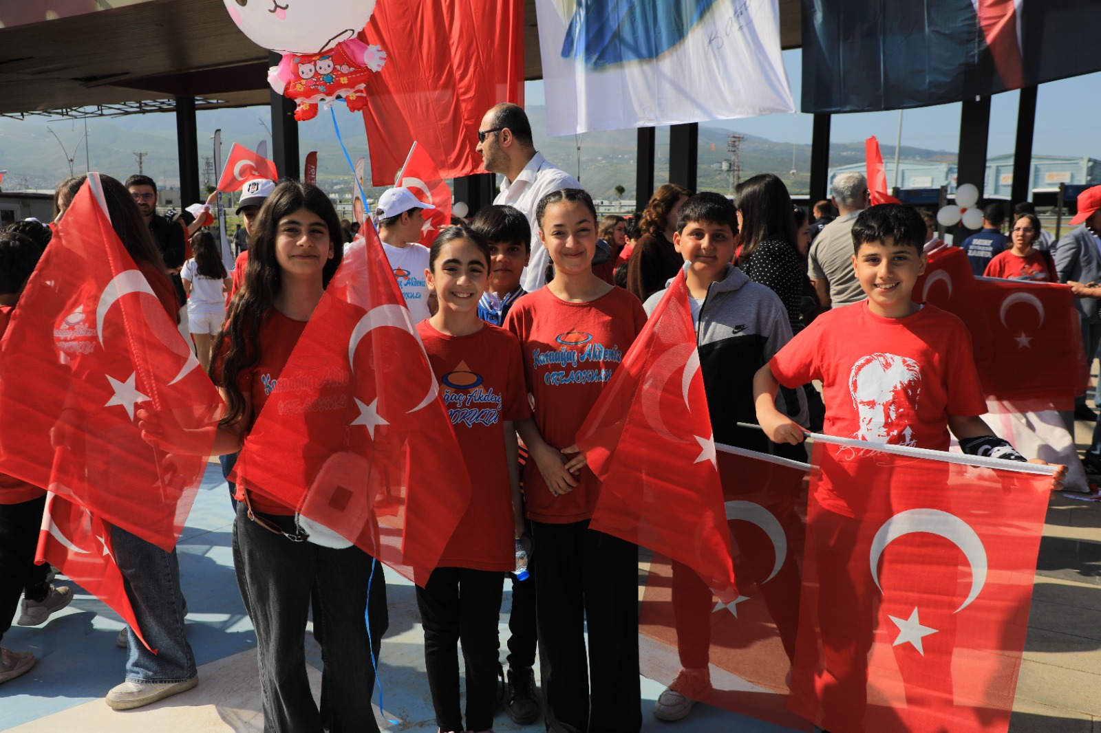 BAŞKAN ÖNTÜRK, 23 NİSAN’I ÇOCUKLARLA KUTLADI