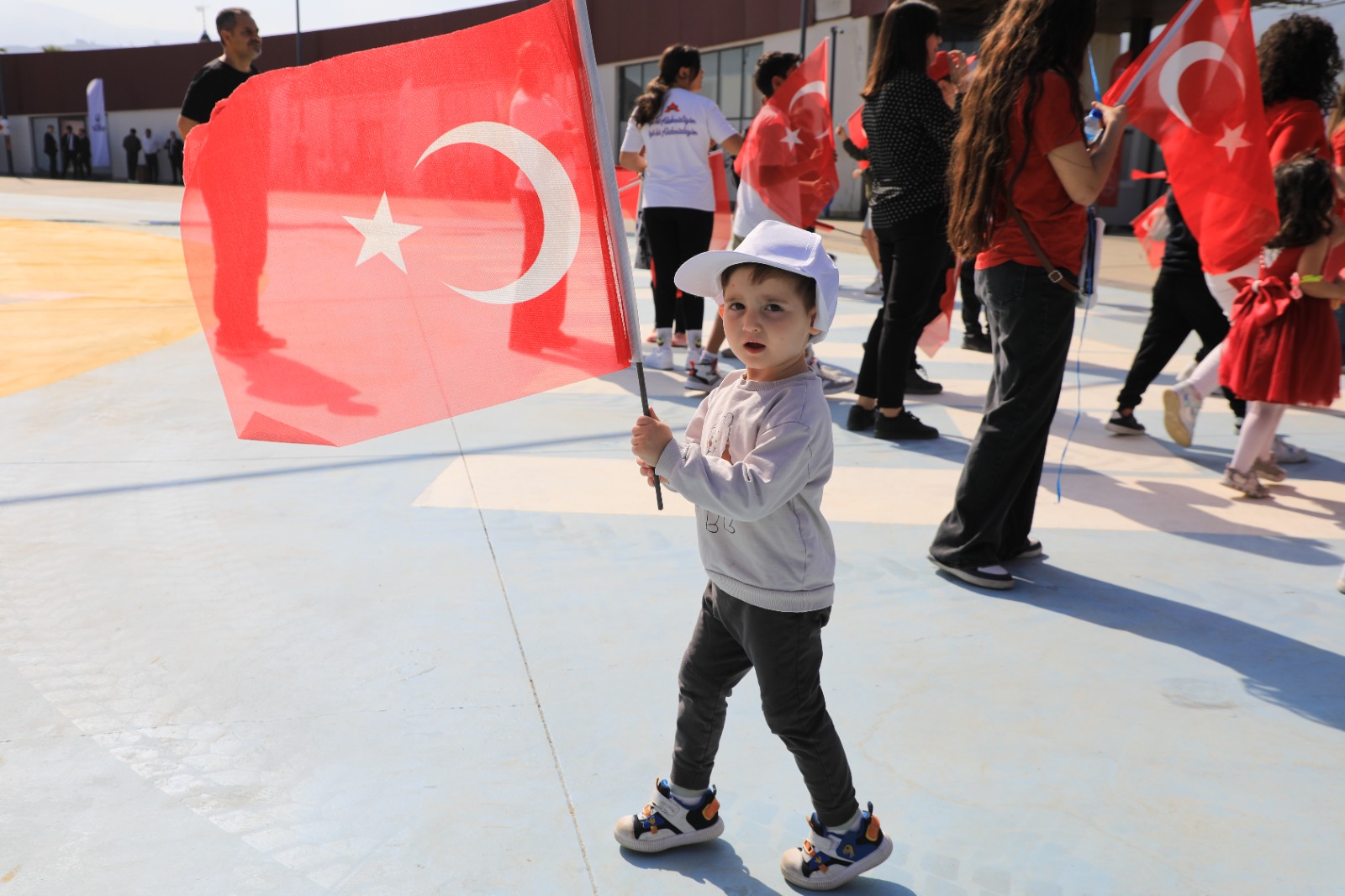 BAŞKAN ÖNTÜRK, 23 NİSAN’I ÇOCUKLARLA KUTLADI