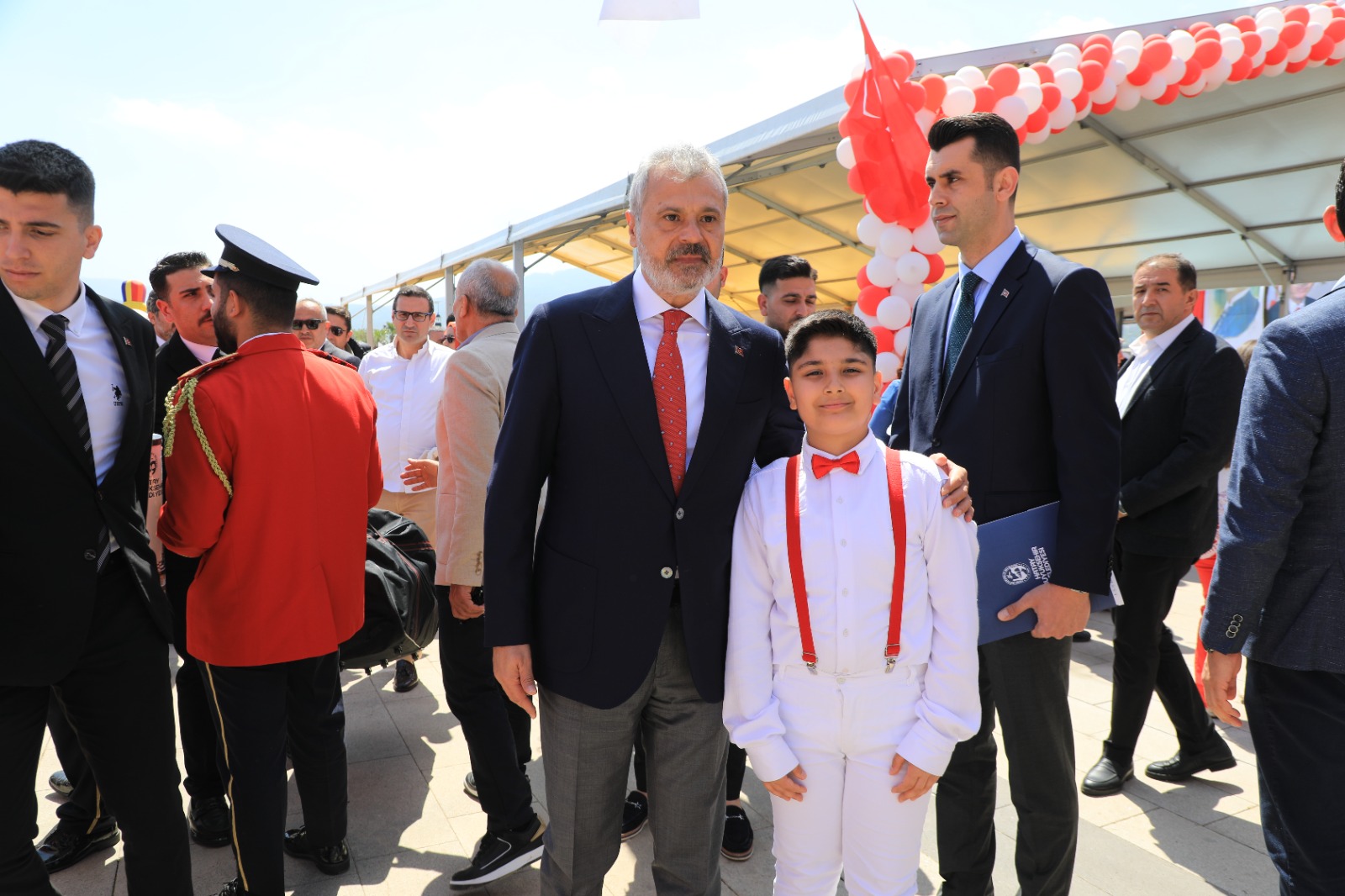 BAŞKAN ÖNTÜRK, 23 NİSAN’I ÇOCUKLARLA KUTLADI