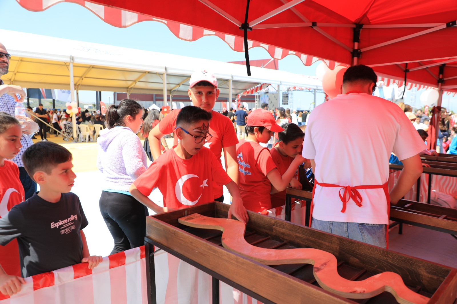 BAŞKAN ÖNTÜRK, 23 NİSAN’I ÇOCUKLARLA KUTLADI