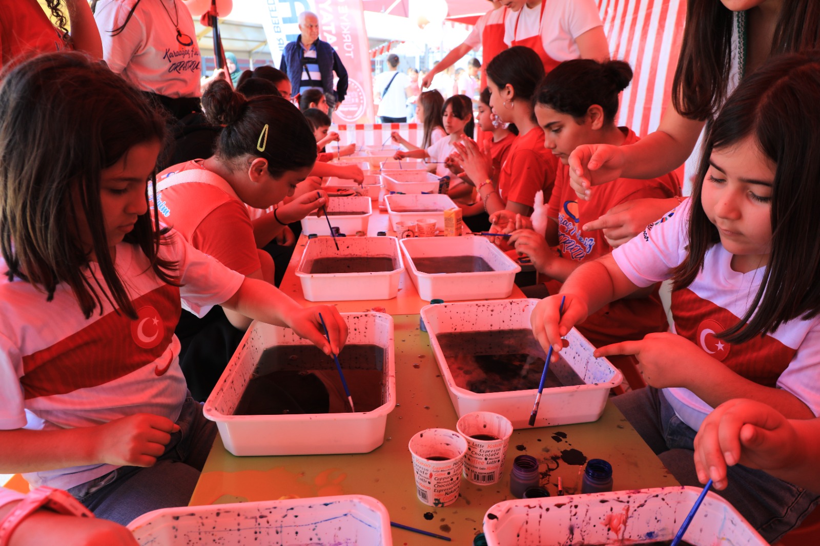 BAŞKAN ÖNTÜRK, 23 NİSAN’I ÇOCUKLARLA KUTLADI