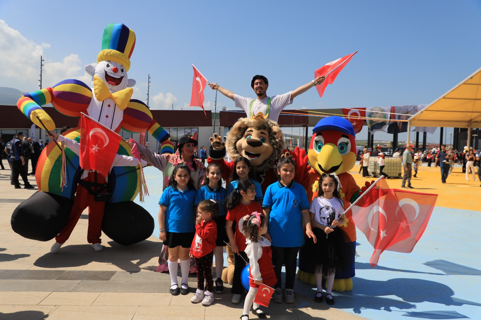 BAŞKAN ÖNTÜRK, 23 NİSAN’I ÇOCUKLARLA KUTLADI