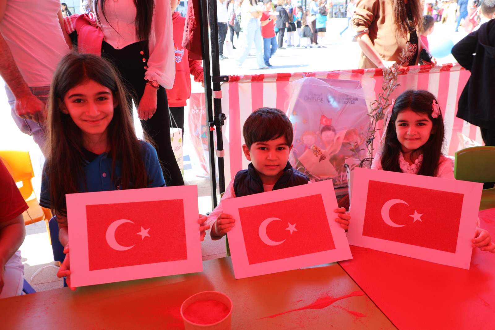 BAŞKAN ÖNTÜRK, 23 NİSAN’I ÇOCUKLARLA KUTLADI