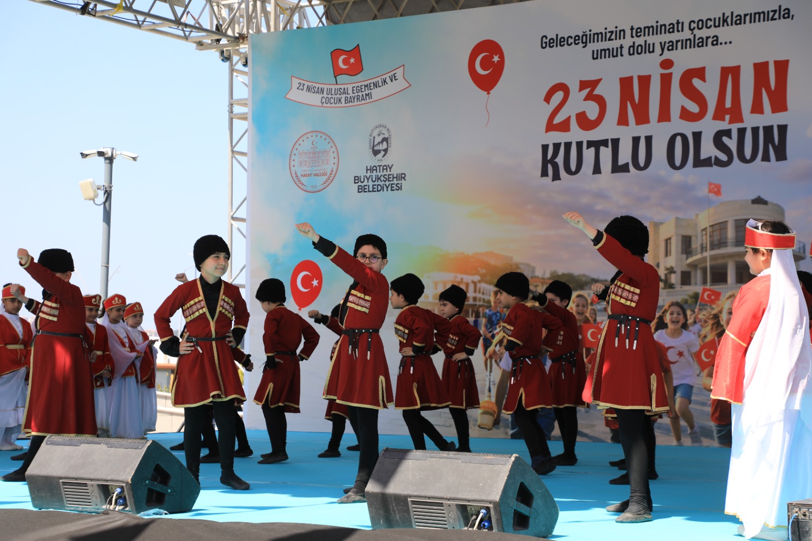 BAŞKAN ÖNTÜRK, 23 NİSAN’I ÇOCUKLARLA KUTLADI