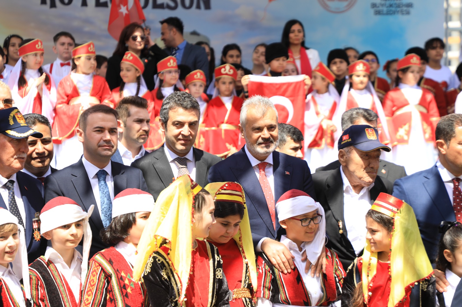 BAŞKAN ÖNTÜRK, 23 NİSAN’I ÇOCUKLARLA KUTLADI