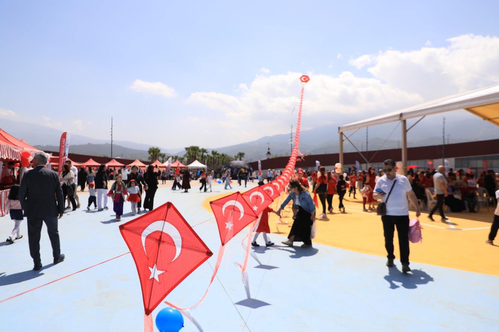 BAŞKAN ÖNTÜRK, 23 NİSAN’I ÇOCUKLARLA KUTLADI