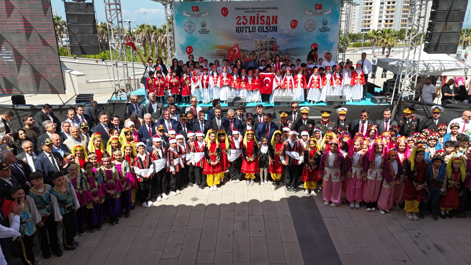 BAŞKAN ÖNTÜRK, 23 NİSAN’I ÇOCUKLARLA KUTLADI