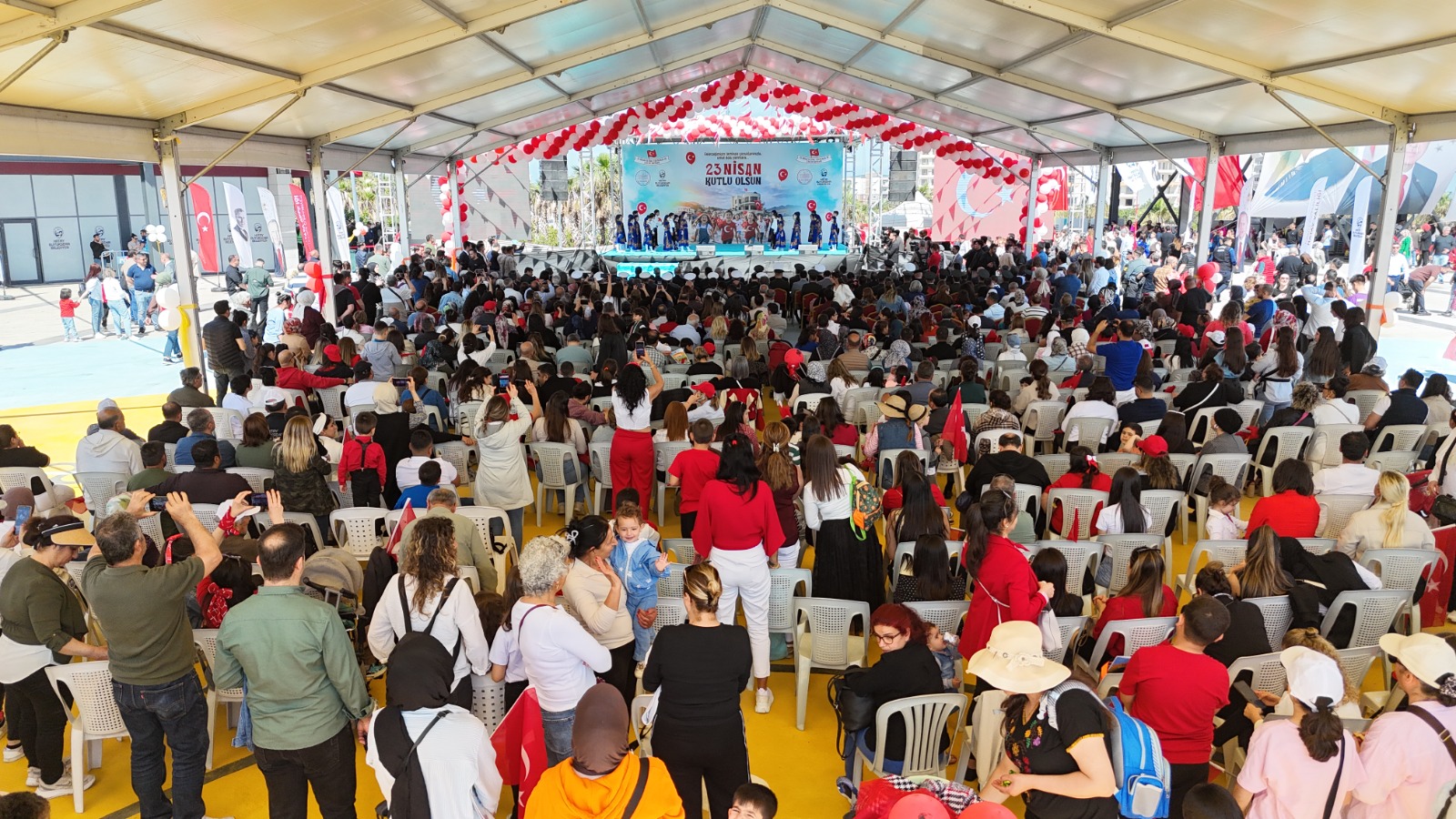 BAŞKAN ÖNTÜRK, 23 NİSAN’I ÇOCUKLARLA KUTLADI