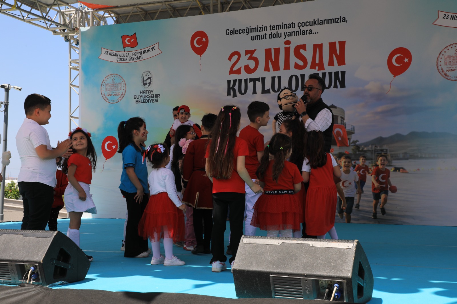 BAŞKAN ÖNTÜRK, 23 NİSAN’I ÇOCUKLARLA KUTLADI