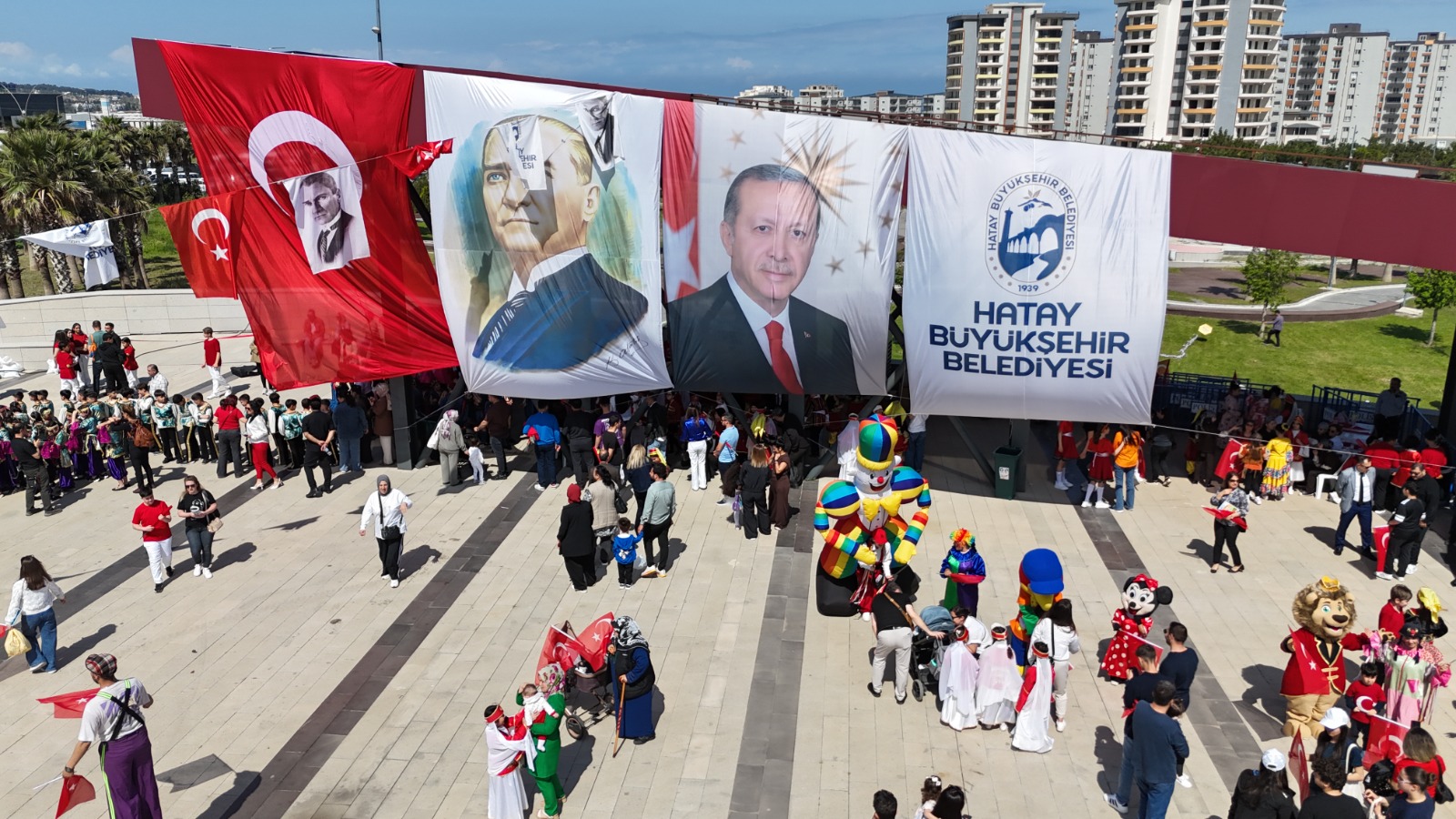 BAŞKAN ÖNTÜRK, 23 NİSAN’I ÇOCUKLARLA KUTLADI