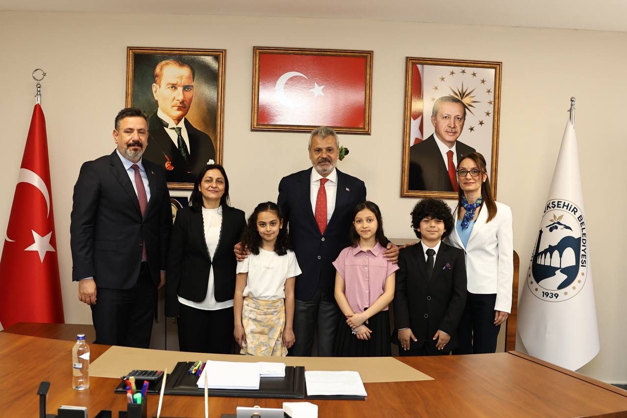 3 MİNİK BAŞKAN HBB BAŞKANLIK KOLTUĞUNA OTURDU