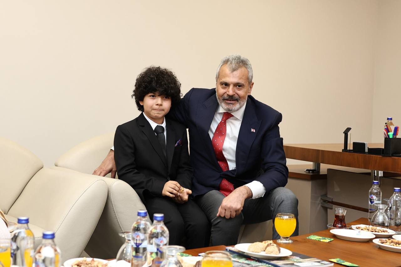 3 MİNİK BAŞKAN HBB BAŞKANLIK KOLTUĞUNA OTURDU