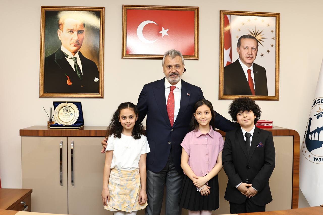 3 MİNİK BAŞKAN HBB BAŞKANLIK KOLTUĞUNA OTURDU