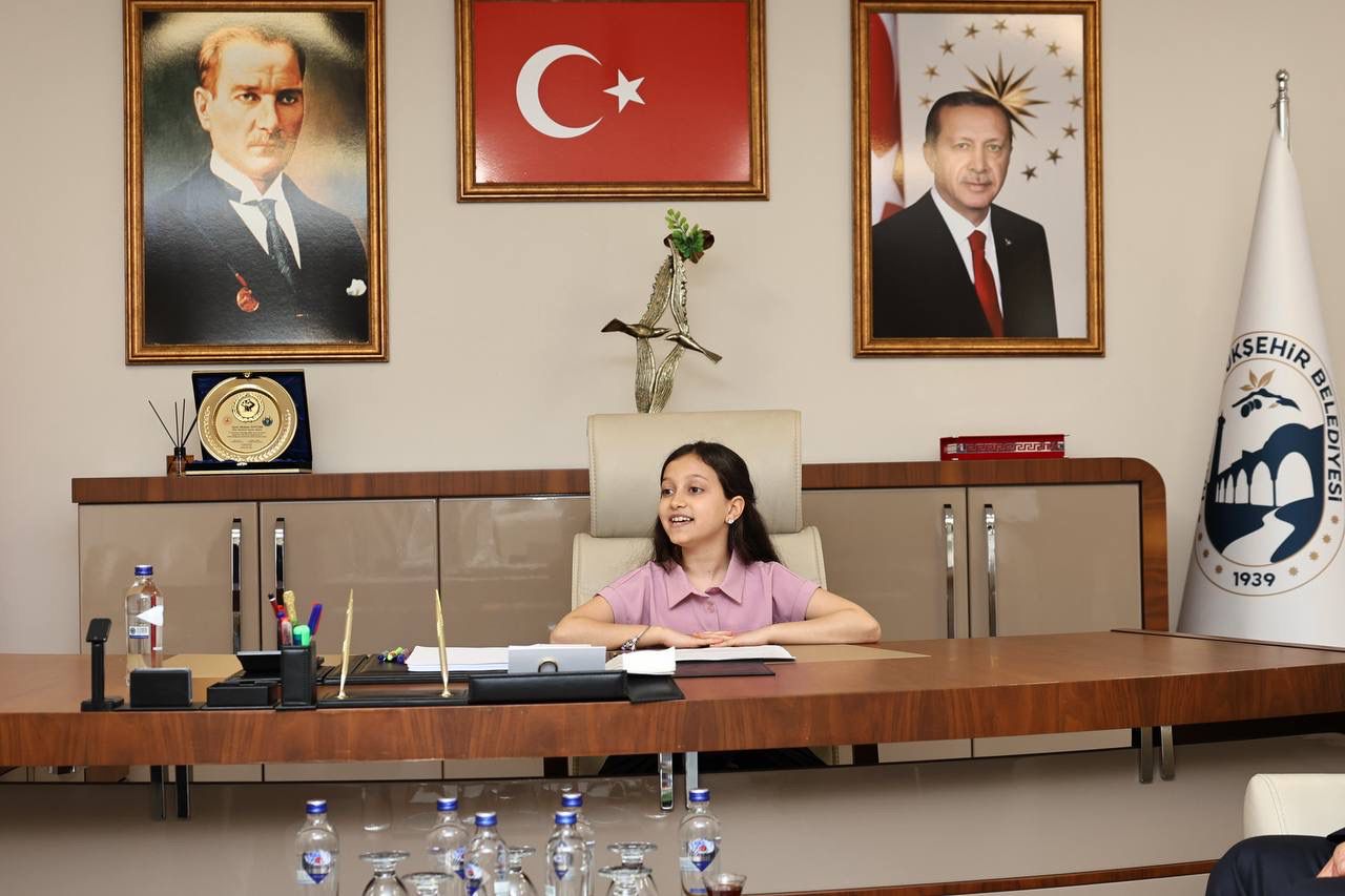 3 MİNİK BAŞKAN HBB BAŞKANLIK KOLTUĞUNA OTURDU