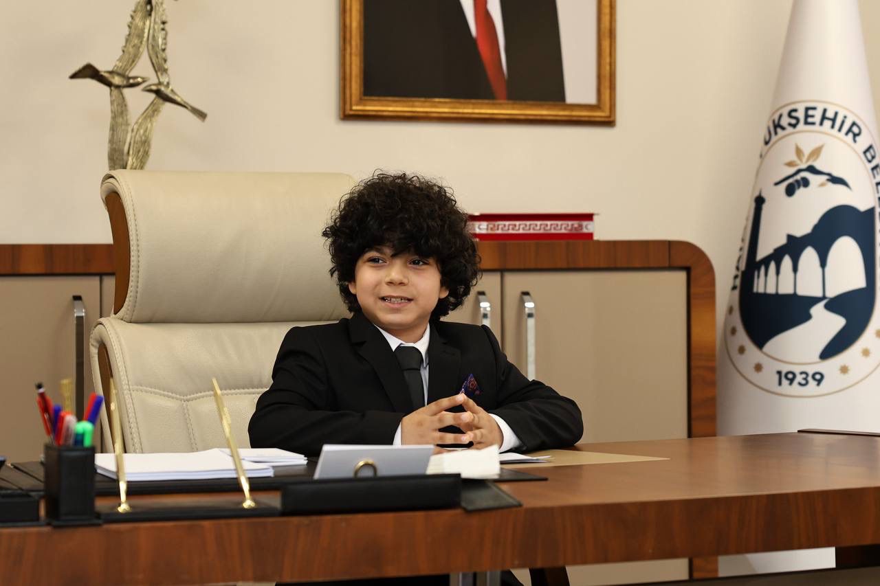 3 MİNİK BAŞKAN HBB BAŞKANLIK KOLTUĞUNA OTURDU