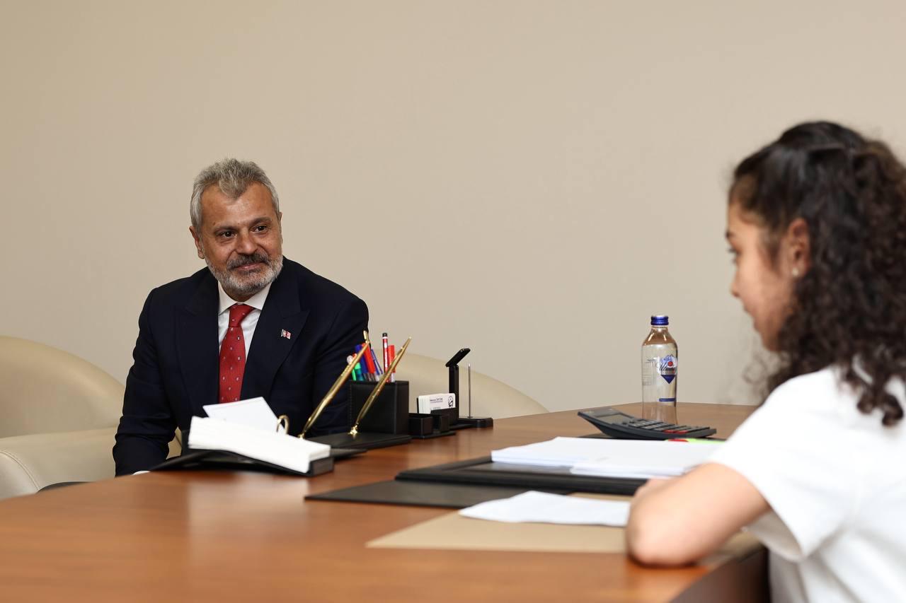 3 MİNİK BAŞKAN HBB BAŞKANLIK KOLTUĞUNA OTURDU