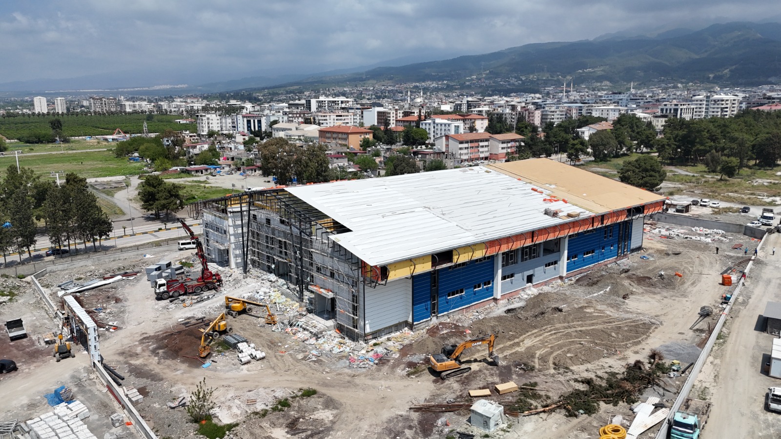 BAŞKAN ÖNTÜRK, DÖRTYOL SPOR SALONU İNŞAATINI DETAYLI ŞEKİLDE KONTROL ETTİ
