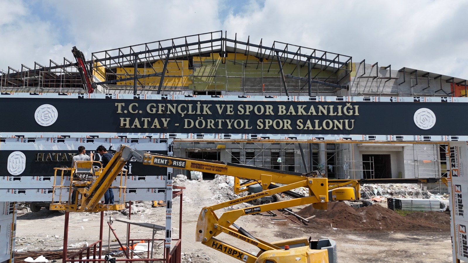 BAŞKAN ÖNTÜRK, DÖRTYOL SPOR SALONU İNŞAATINI DETAYLI ŞEKİLDE KONTROL ETTİ