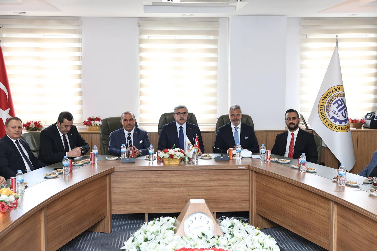 BAŞKAN ÖNTÜRK REYHANLI’DA TİCARET KURUMLARINI ZİYARET ETTİ