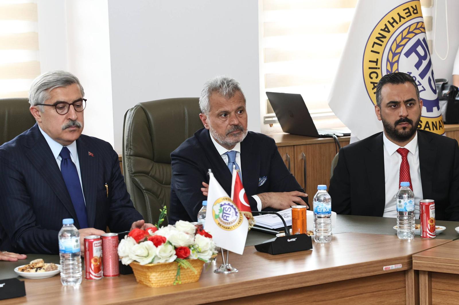 BAŞKAN ÖNTÜRK REYHANLI’DA TİCARET KURUMLARINI ZİYARET ETTİ