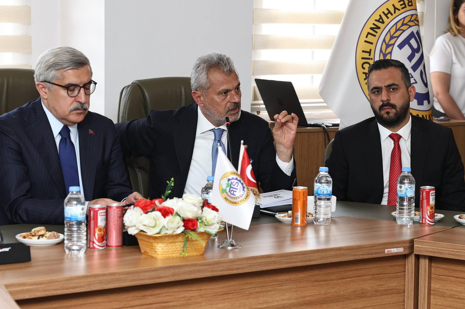 BAŞKAN ÖNTÜRK REYHANLI’DA TİCARET KURUMLARINI ZİYARET ETTİ