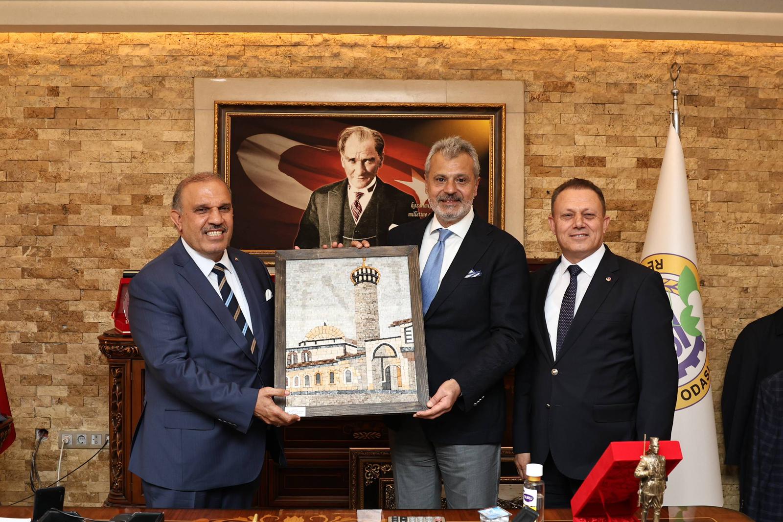 BAŞKAN ÖNTÜRK REYHANLI’DA TİCARET KURUMLARINI ZİYARET ETTİ