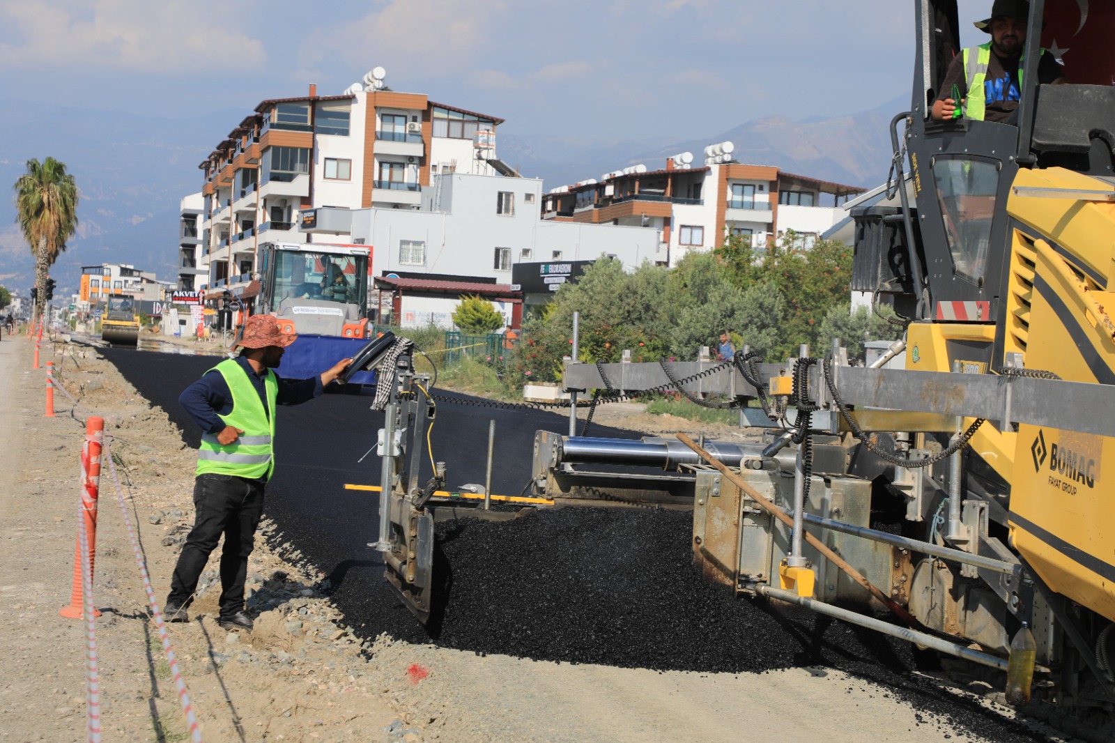 ARSUZ KARAAĞAÇ MAHALLESİ’NDEKİ PRESTİJ CADDE PROJESİ SÜRÜYOR