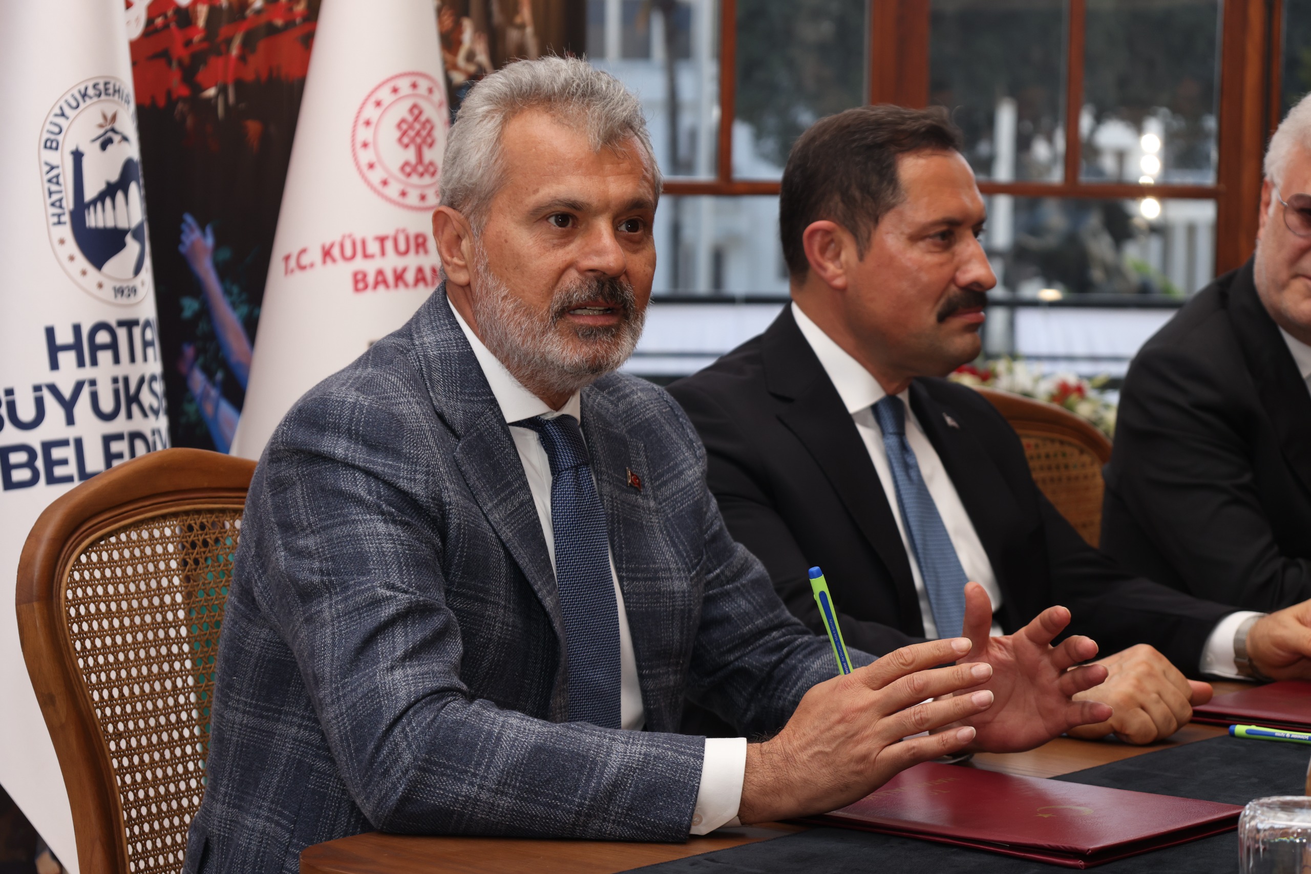 DEVLET TİYATROLARI TARİHİ MECLİS BİNASINDA PERDELERİNİ AÇTI