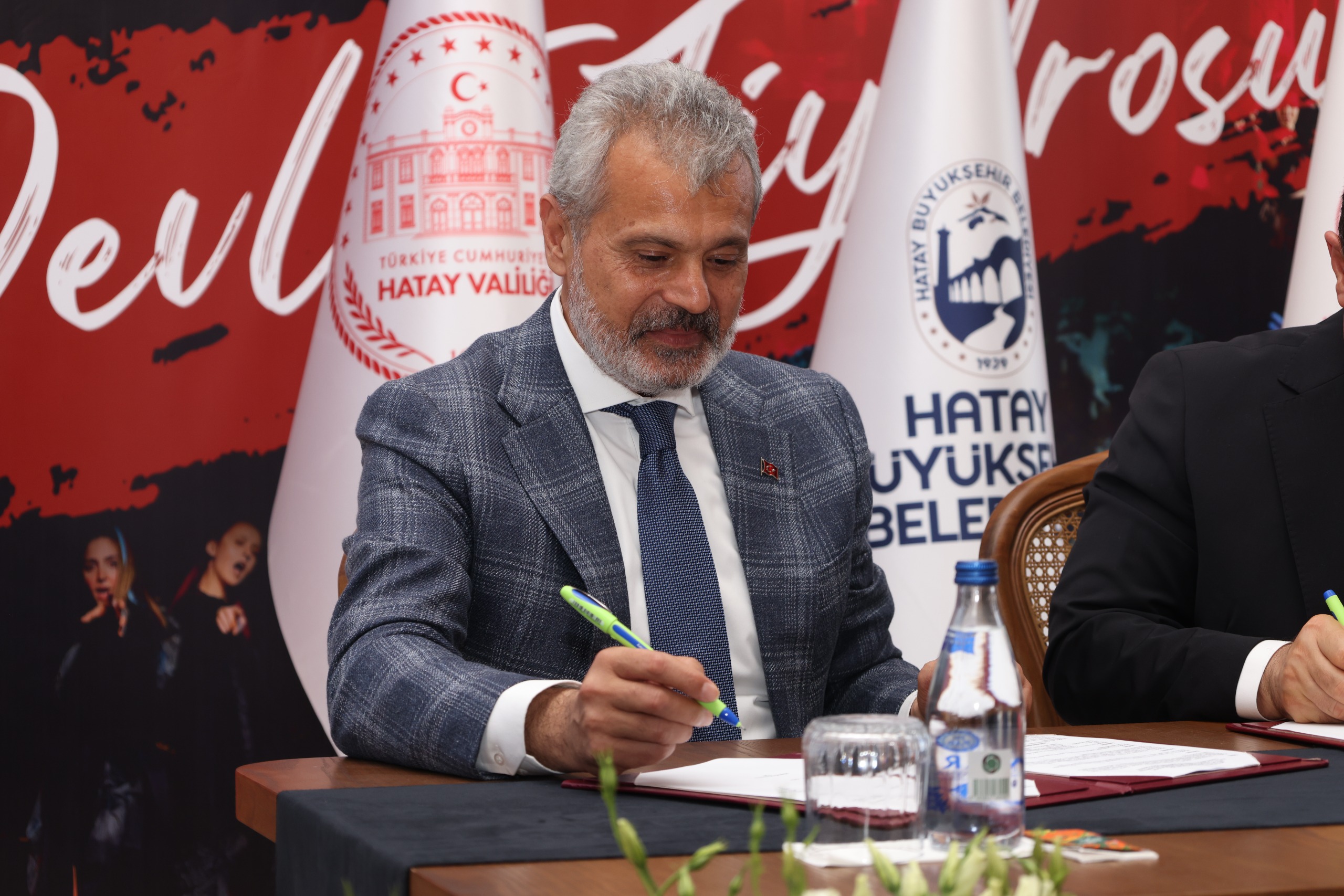 DEVLET TİYATROLARI TARİHİ MECLİS BİNASINDA PERDELERİNİ AÇTI