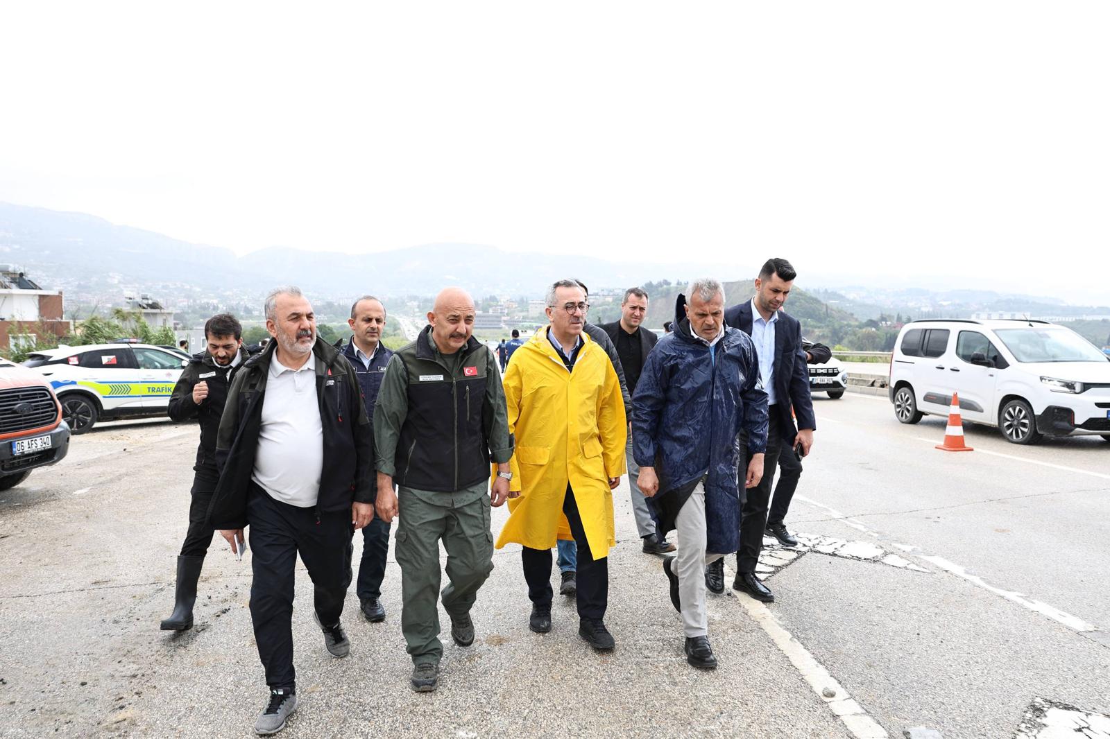 BAŞKAN ÖNTÜRK, SAHADA İNCELEMELER YAPIYOR