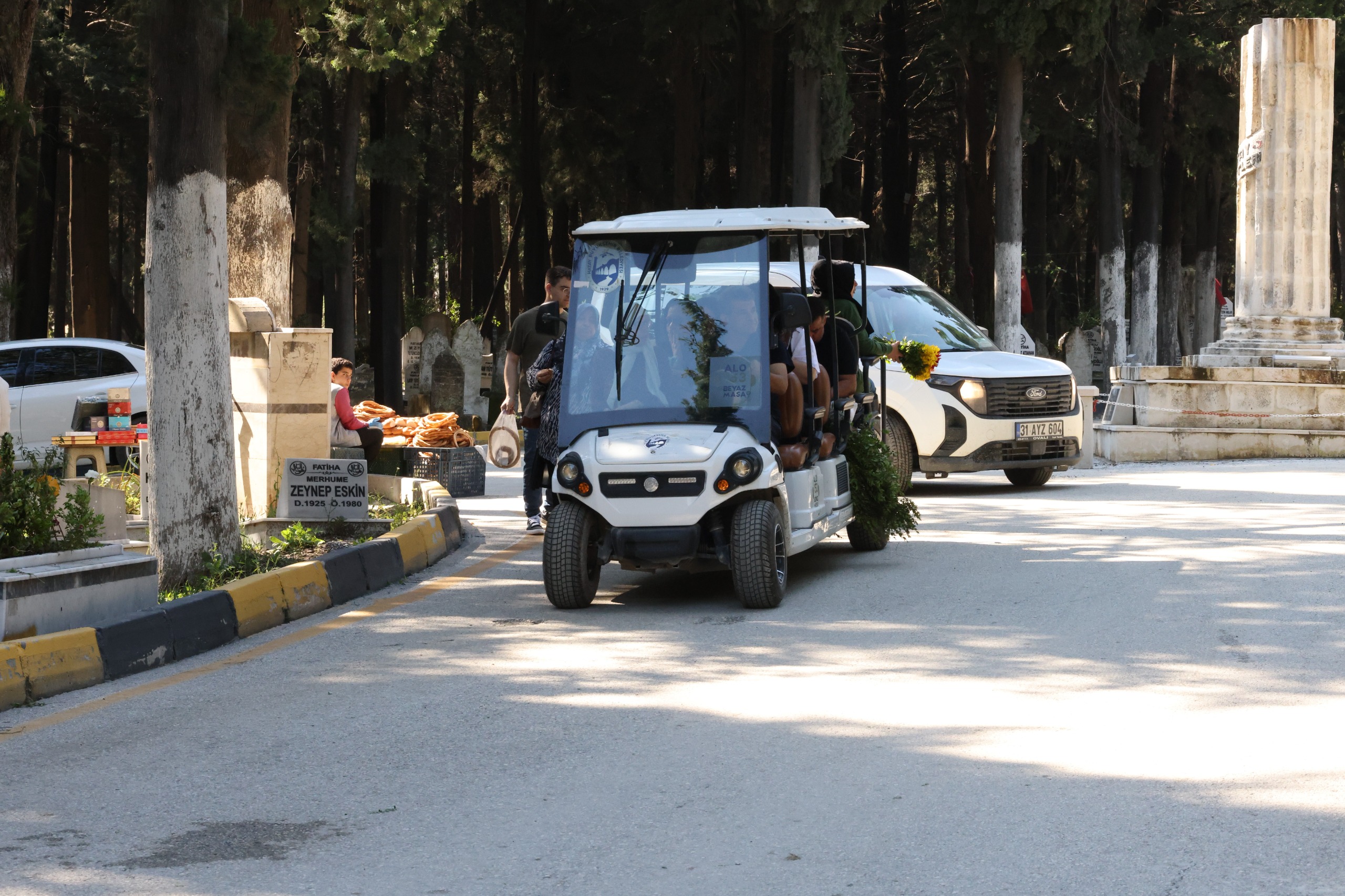 HBB, MEZARLIKLARDA BAYRAM BOYUNCA VATANDAŞIN YANINDA