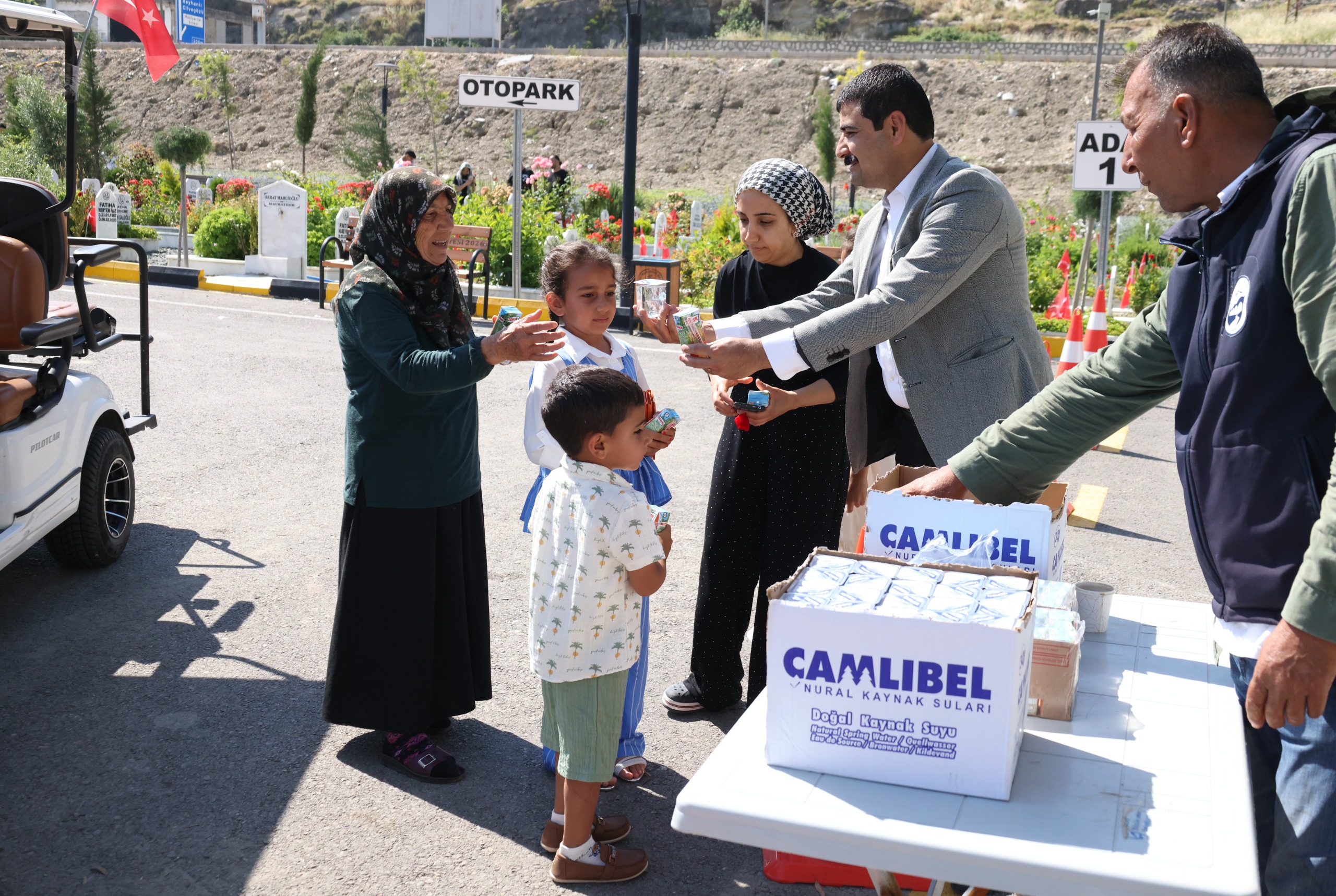 HBB, MEZARLIKLARDA BAYRAM BOYUNCA VATANDAŞIN YANINDA