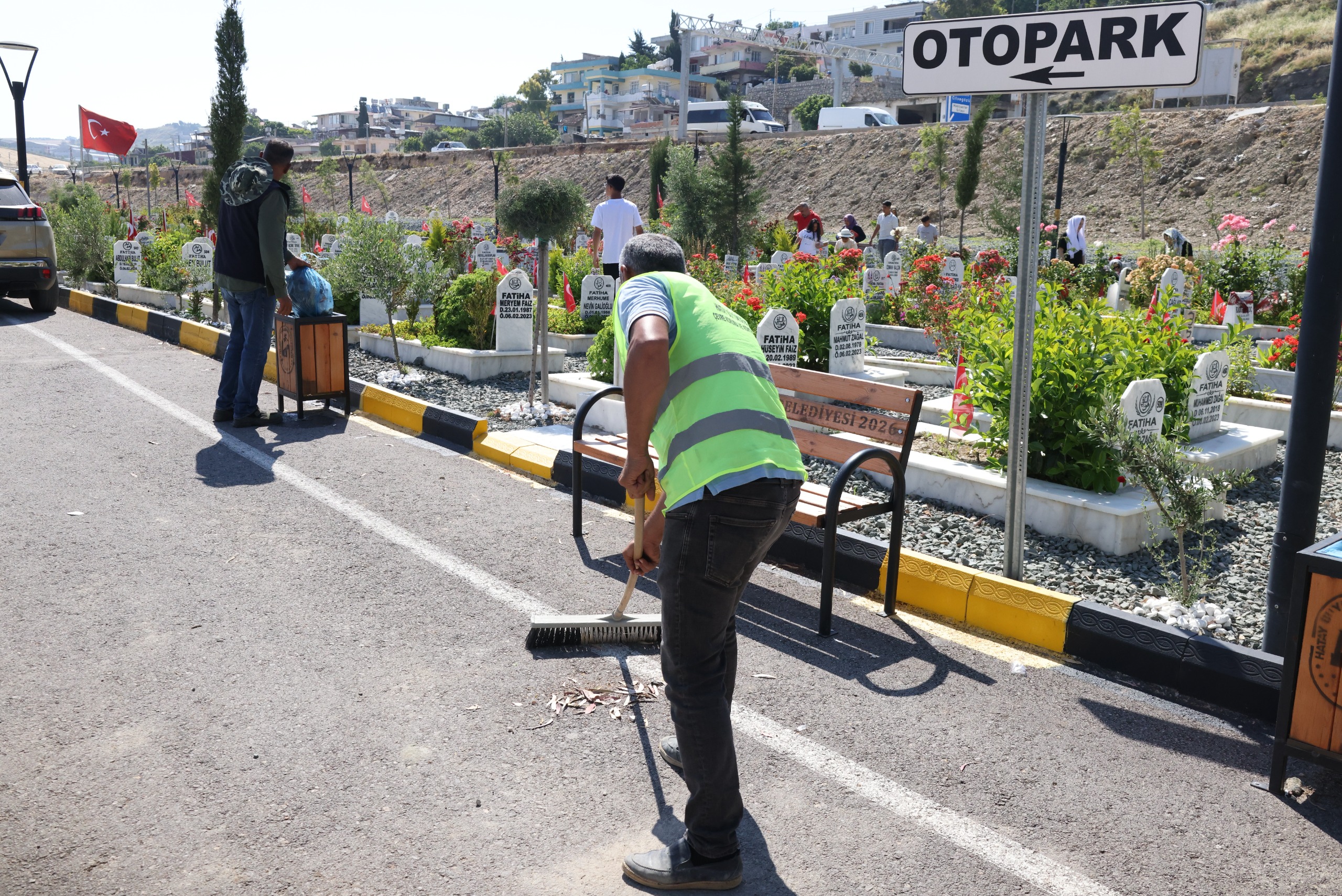 HBB, MEZARLIKLARDA BAYRAM BOYUNCA VATANDAŞIN YANINDA